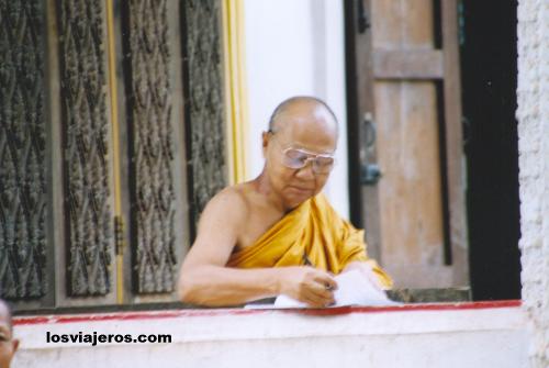 Maestro de monjes en Savannakhet - Wat Sainyaphun - Laos