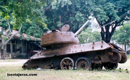 American Tank T-28 or Russian Tank T-34/85 - Laos
Tanque T-28 o - Laos