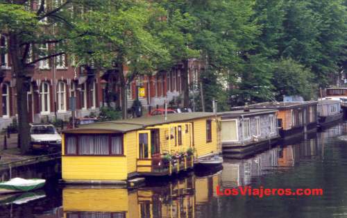 Casas flotantes en los canales de Amsterdam - Holanda