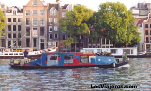 Casa flotante navegando por los canales de Amsterdam - Holanda