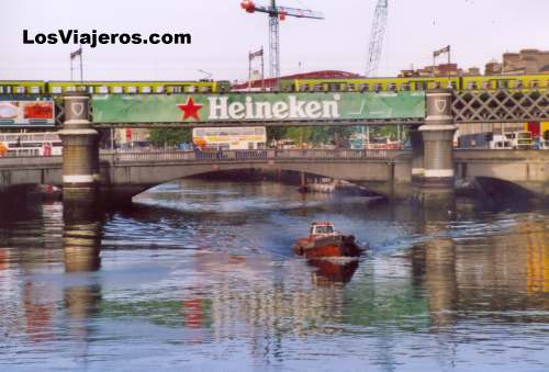 Rio Liffey a su paso por el centro de Dublin - Irlanda