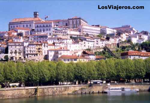 Vistas de la ciudad de Coimbra desde el rio Mondego - Portugal