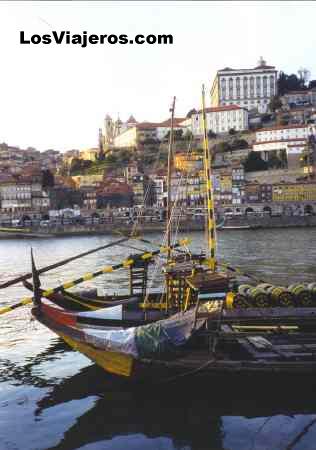 The City of Porto, the Douro river & boats with wine - Portugal
La ciudad de Oporto y los barcos cargados de toneles de vino - Oporto - Portugal