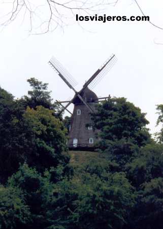 Mill in Churchill Parken or Kastellet. Copenhagen - Denmark
Molino en los jardines del parque Churchill o Kastellet -  Copenhague -Dinamarca