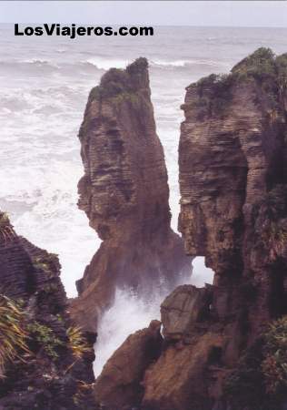 Olas rompiendo en los acantilados de Punakaiki - Nueva Zelanda