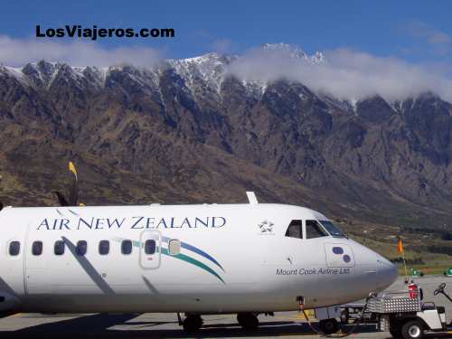 Llegada a Queenstown, con las Montañas Impresionantes -Remarkable Mountains - al fondo - Nueva Zelanda