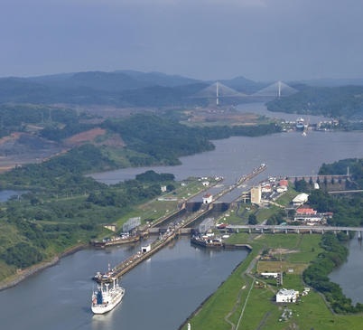Tour en Barco Por el Canal de Panamá