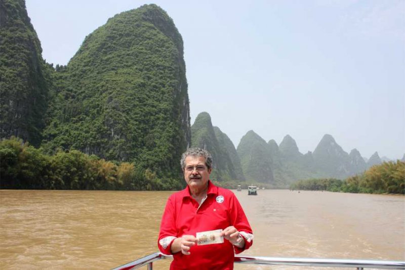 Foto de turista con el billete en la mano, Clima en China y mejor mes para Viajar 0