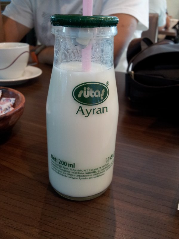 degustando un Ayran en el aeropuerto de Denizli, Gastronomía en Turquía: platos y bebidas