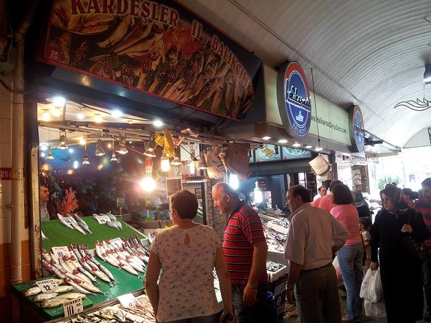 Sitio para comer dentro del mercado del pescado de Üsküdar, Estambul: Rutas, Itinerarios, Planning 0