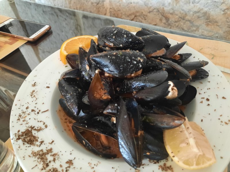 Mejillones en Buzaca, Gastronomía de Montenegro: pescado, buzacas y la costa 1