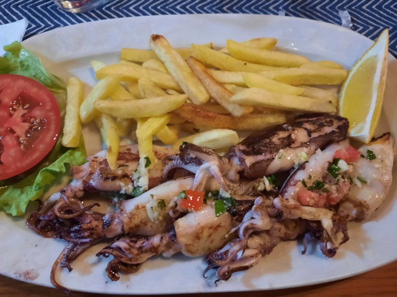 Plato de calamares a la plancha - Ulcinj, Gastronomía de Montenegro: pescado, buzacas y la costa 0