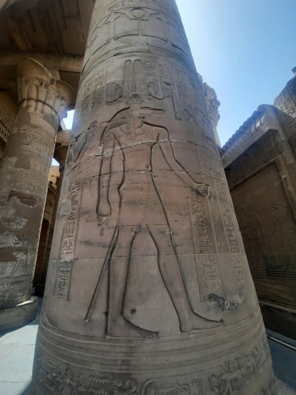 Imagen del dios cocodrilo Sobek en una columna del Templo de Kom Ombo, De Luxor a Aswan (Asuán): Esna, Edfu y Kom Ombo 2