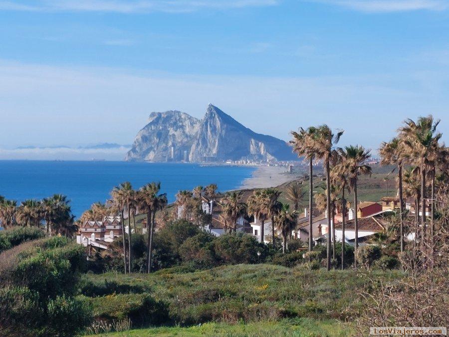 El Peñón de Gibraltar visto desde la costa española, Viajar a Gibraltar: paso de frontera, aduana, compras