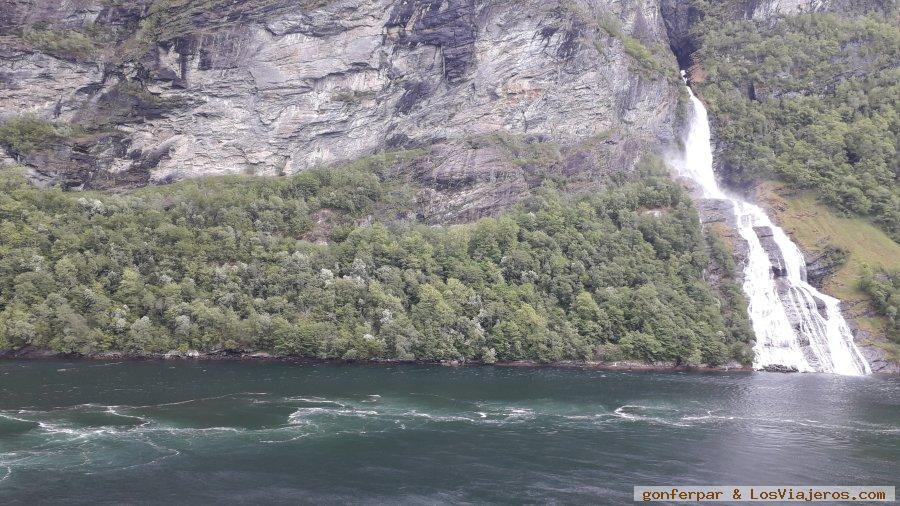 Puertos de Hellesylt-Geiranger: Excursiones por libre