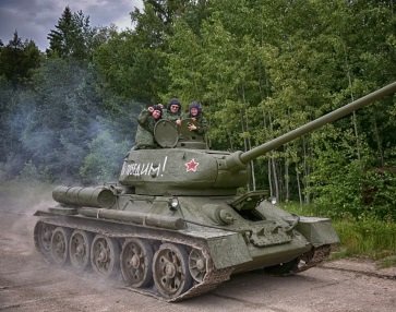Los viajes en tanques T-55,T-34-85+visitar un museo militar, Ana, Guia de habla española en Moscú
