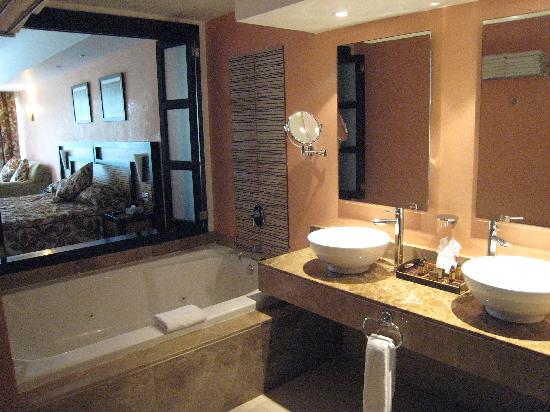 Baño con jacuzzi para dos personas, la ducha y el wc están separados con puerta de cristal, Hotel Sandos Riviera Select Club - Riviera Maya 2