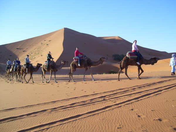 paseo de camello en las dunas de arena roja en Merzouga, rutas en 4x4 por el desierto marruecos , rutas aTU GUSTO