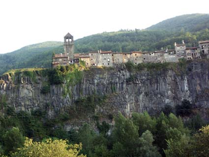 Castelfollit y sus cingleres, Viajar por la provincia de Gerona, Girona 1