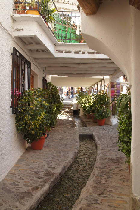 Calle de Pampaneira con canal de agua, Poqueira: Capileira, Pampaneira y Bubión -Alpujarra, Granada 2