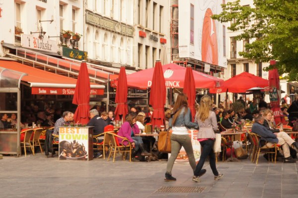 Terrazas en la plaza de Groenplaats, Comer en Amberes 0