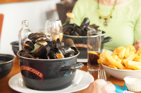 Comiendo mejillones con patatas en un restaurante de Amberes, Comer en Amberes: Restaurantes, cervecerías - Bélgica 1