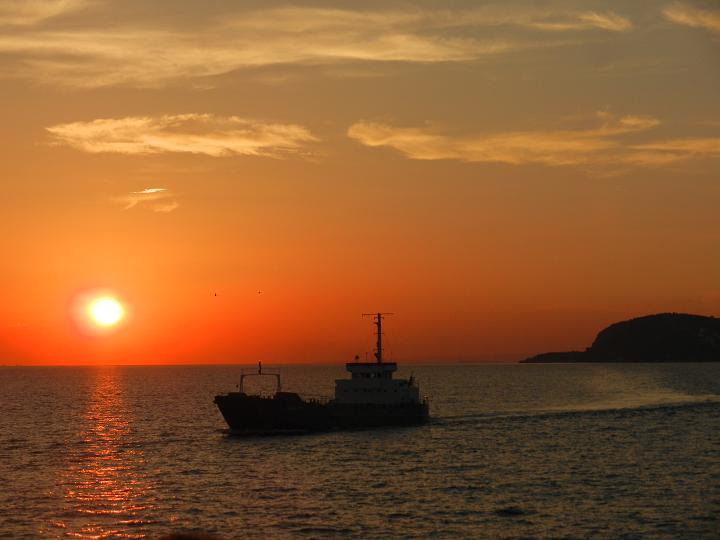 Vista desde el ferry al atardecer de regreso, a lo lejos una de las islas que no está habitada, Islas Príncipes - Estambul, Turquía 0