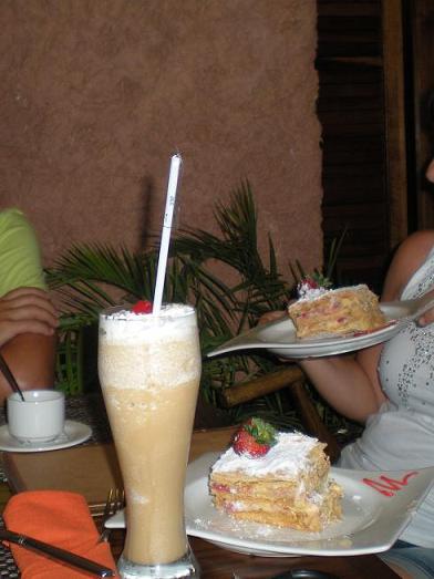 cappucino frappe y pastel de hojaldre delicioso, Restaurantes en Riviera Maya: comer fuera del hotel 1