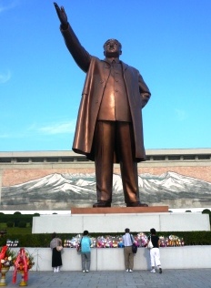 Foto de la estatua de Kim Il Sung en Pyongyang, Viajar a Corea del Norte