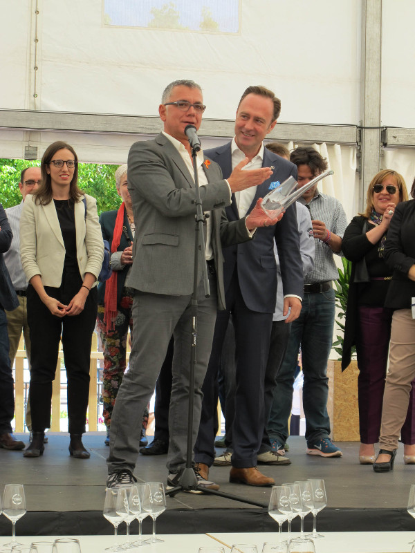 Premio Vinatero de Honor al periodista Juan Ramón Lucas, de manos del Presidente de la Ruta, MÁS DE 10.000 VISITANTES EN LA I FERIA DE ENOTURISMO 1