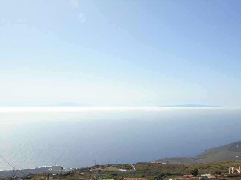Al fondo se ve la isla de Tenerife ( izquierda) y la Gomera ( derecha). Clima de verano., Viajar a La Palma - Canarias