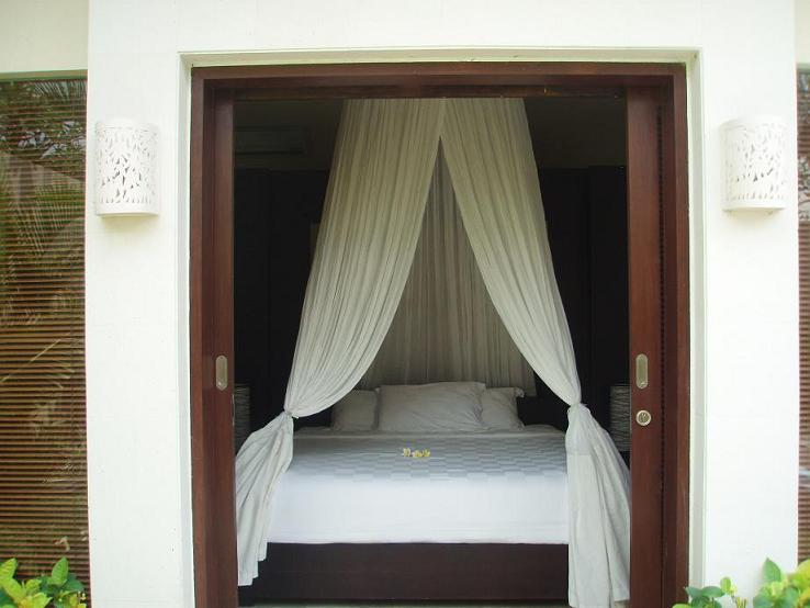 habitacion villa bali.. abriendo la ventana da al jardin y a la piscina privada., Resumen con fotos hoteles Indonesia 1