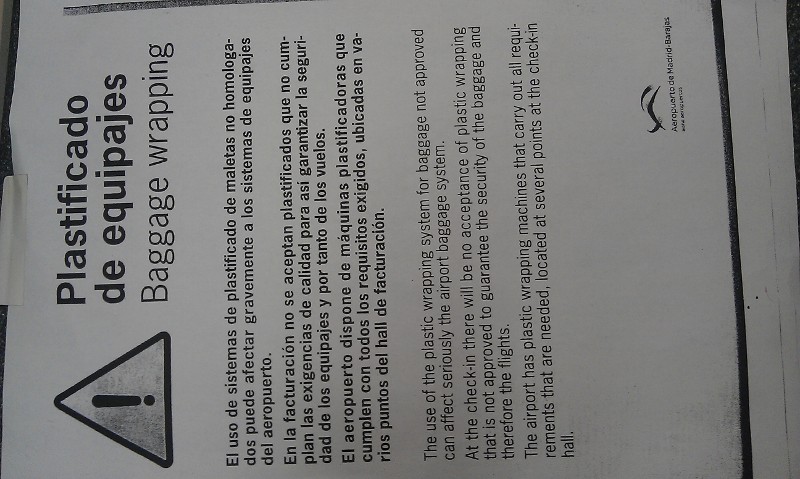 Nota diciendo que quites el plastico o no embarcas., Plastificar el equipaje en Riviera Maya y Cancún (México)