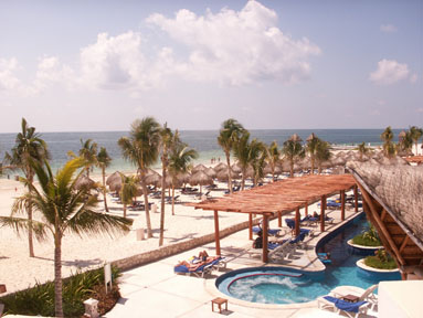Vista de la playa y una de las piscinas, Hotel Excellence Riviera Cancún