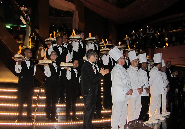 Camareros con tartas la noche de gala, MSC DIVINA (HISTORICO 1) 3