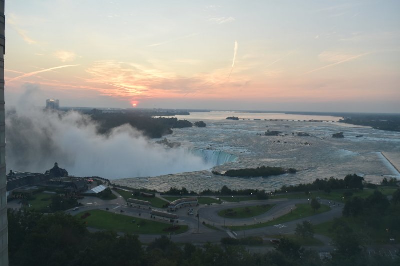 Amanecer desde la habitación Suite con jacuzzi del Radisson, Cataratas de Niágara: hoteles/ alojamiento