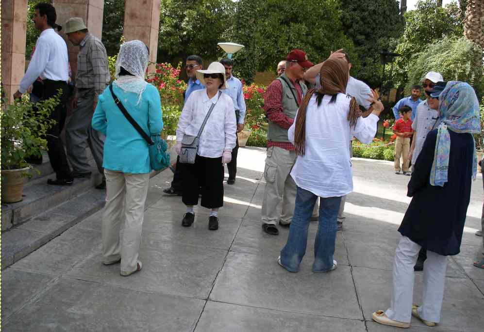 turistas japonesas sin pañuelo o sin camisa larga, Recién Llegados de Irán