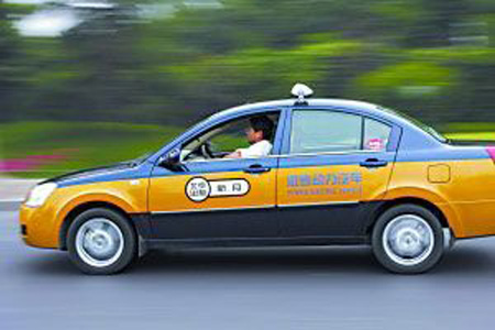 Este es el mas tipici taxi en Beijing, la mayoria son asi, TRANSPORTES en BEIJING - PEKIN 1