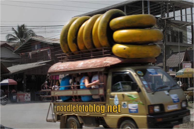 Tuk-tuk dirigiendose al tubbing, cargado de neumáticos. En Vang Vieng, Laos.<br />
Procede de: www.noodlefotoblog.net, Vang Vieng: Excursiones, tubbing, alojamientos - Laos