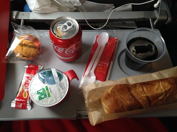 MAD-EZE<br />
Snack normal. Yoguth, Kit Kat, Magdalena, Croisant de pavo y queso, refresco y cafe o té, Iberia: Opiniones, Vuelos y Dudas 0