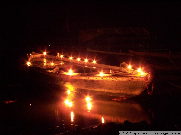 Fiesta del Diwali - Varanasi
Luces de velas sobre una barca en la orilla del Ganges en Benarés. El Diwali es la fiesta hindú, mas parecida a nuestra Navidad.
