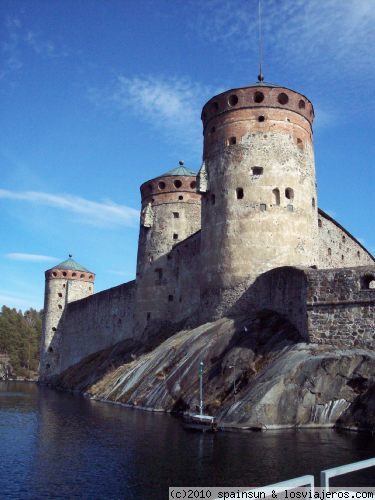Castillo de Olavinlinna - Savonlinna
Castillo de Olavinlinna dominando el lago. La región oriental es una área de lagos interconectados dominada por el Lago Saimaa. Este castillo medieval unido a la ciudad de Savonlinna por puentes levadizos es uno de los mejor conservados de Escandinavia.
