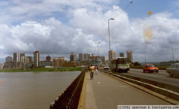 Abidjan y Le Plateau
Vejas fotos escaneadas de Abidjan, con el barrio administrativo de Le Plataeu al fondo.
