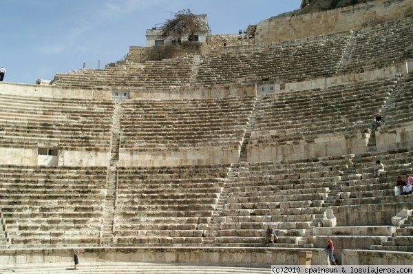 Teatro Romano - Amman.
Teatro romano de la ciudad de Aman. Los romanos dejaron varios vestigios de interés en la ciudad, incluida la Ciudadela, una fortaleza que domina la ciudad.
