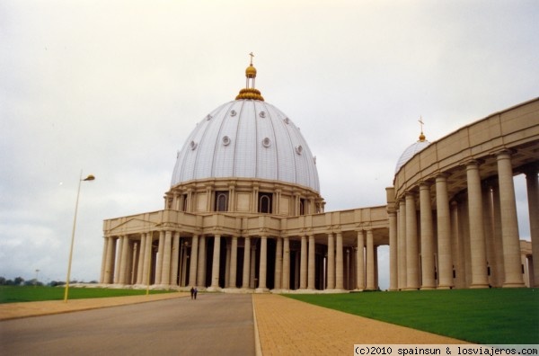 Basílica de Nuestra Señora de la Paz - Yamusukro
La mayor iglesia de Africa esta en Yamoussoukro, la capital de Costa de Marfil. La iglesia es desconcertante: tan grande como San Pedro de Roma, bancos de madera de ébano, aire acondicionado, vidrieras encargadas en Francia y una cruz de 50 kilos de oro macizo.
