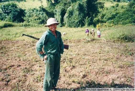Soldado en el norte de Birmania
Soldado harapiento en un campo de arroz. Al menos estaba contento.

