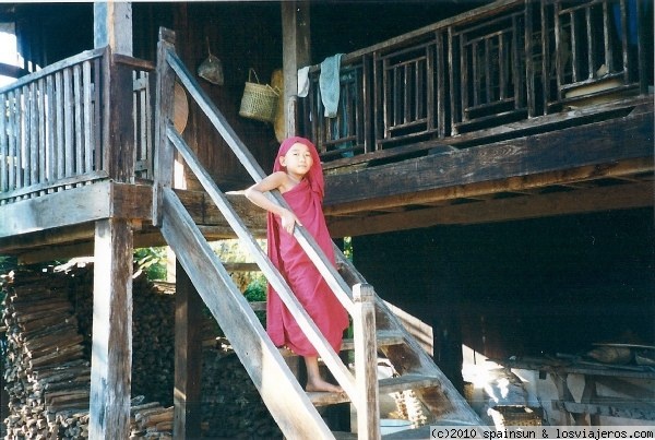 Joven monje budista
Monje en una casa de madera del norte de Myanmar, antigua Birmania
