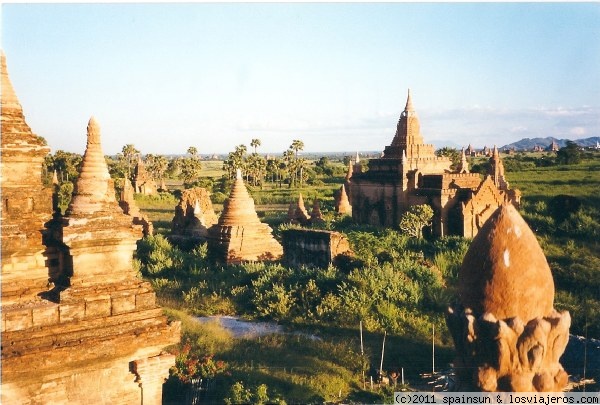 Bagan - Pagan
Bagan fue capital de Birmania hasta que la arrasó un ejército de Kublai Khan. Con miles de pagodas y completamente abandonada desde entonces, es el principal atractivo histórico del país y Patrimonio de la Humanidad.
