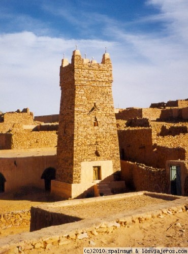 Mezquita de Chingeti
Chinguetti es una ciudad medieval situada en la meseta de Atar, en Mauritania y que fue un importante lugar de paso para las caravanas. Chinguetti fue declarada Patrimonio de la Humanidad por la UNESCO en 1996.
