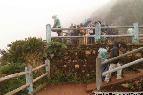 Intentando ver el Volcán Poás
Es bastante complicado ver el volcán Poás sin no vas muy temprano, pues pronto se cubre de espesas nubes y no puedes ver el cráter. En mi caso estuve casi dos horas y apenas pude ver el cráter medio minuto, antes de volver a sumergirse en la niebla.
